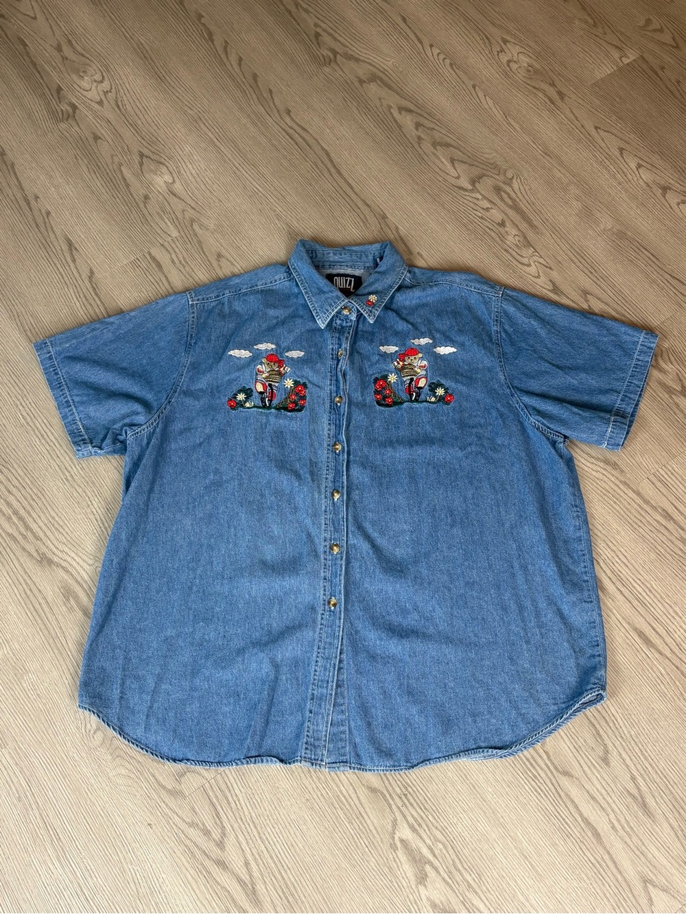 Quizz Denim Short-Sleeve Embroidered Button-Down Shirt in Blue